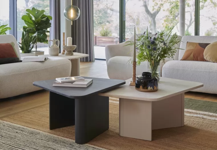 Tables basses ondes en céramique beige écru et néro marbré