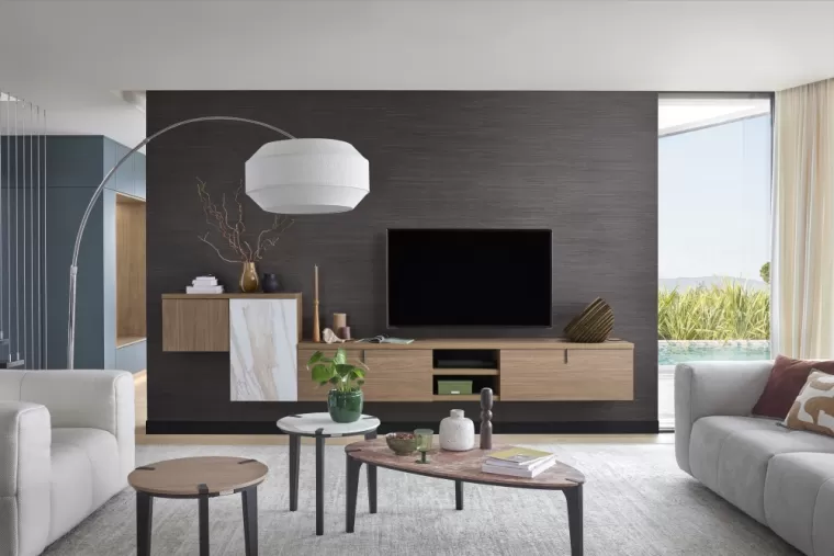 Composition meuble TV en noyer et imitation marbre blanc venato