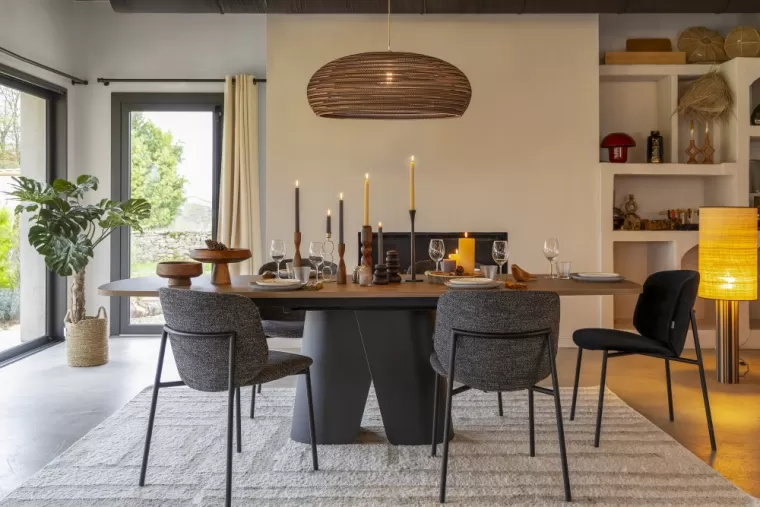 Table de salle à manger CONVIVE en noyer et pied noir