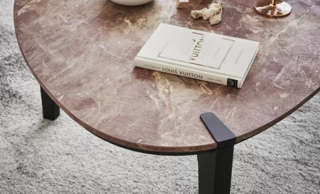 Table basse galet revêtement marbre rosso et pied anthracite en frêne massif