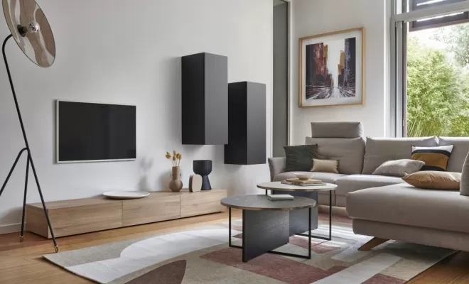 Table basse alliance en revêtement marbré blanc et noir marbré piétement cadre noir veinée tube noir  