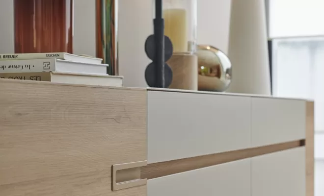 Enfilade Adulis chêne du bocage et verre trempée grège pied en acier résine époxy  