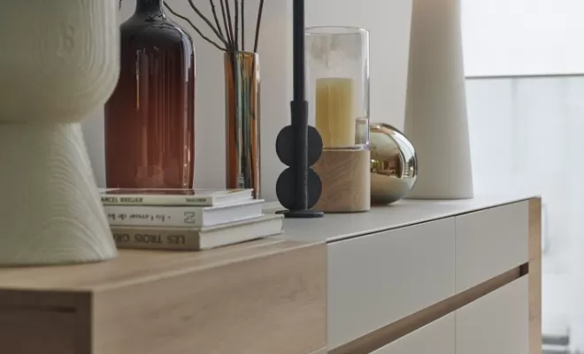 plusieurs tailles, formes et couleurs de vases avec le lampadaire cosiness blanc