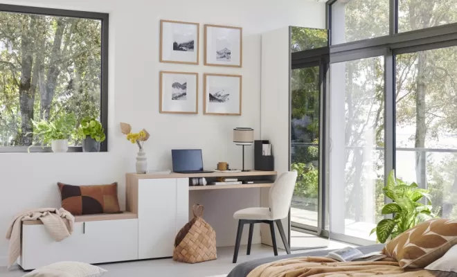 Aménagement bureau sur mesure avec rangement banquette blanc et chêne stucturé 