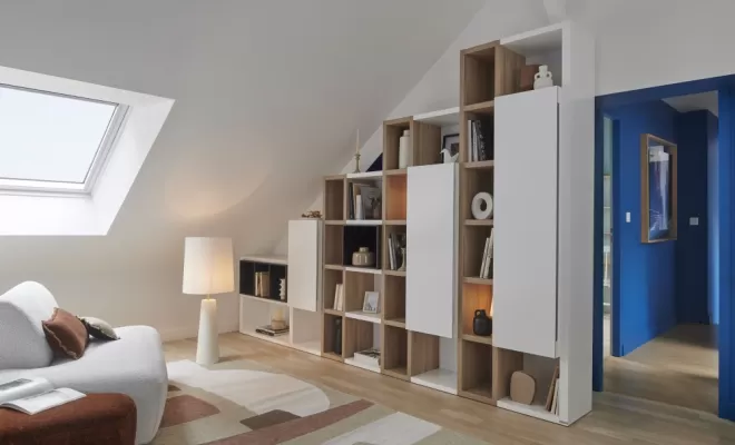 Bibliothèque Préface sur mesure sous pente en chêne du bocage et porte blanche