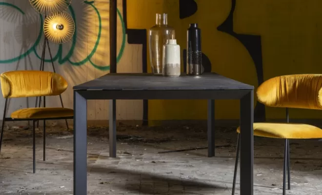 Table extenso petit format en céramique néro marbré et piètements en aluminium anthracite