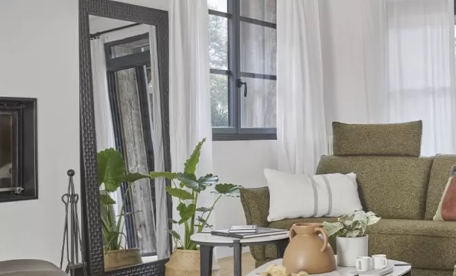 Miroir cadre sculpte vase anse caramel et tapis havana camel