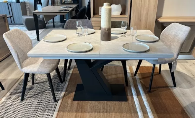 Table pied y noir et plateau en céramique beige écru avec rallonge intégrée