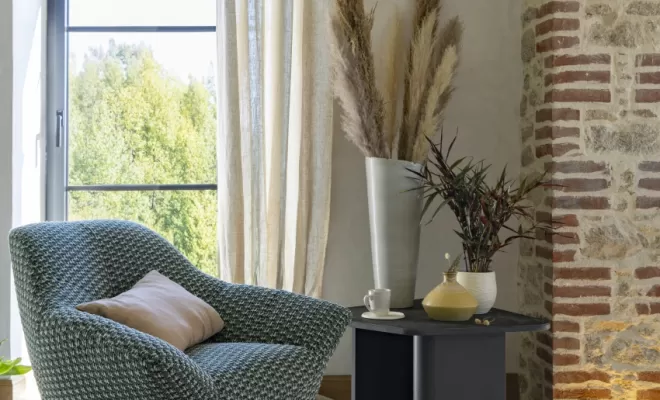 Fauteuil Bonnie en tissu avec pied métal résine epoxy noir