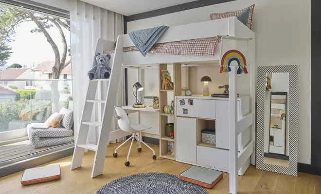 Lit superposé avec aménagement rangement bureau bibliothèque en blanc et chêne structuré