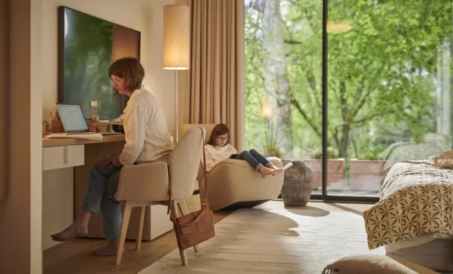 Fauteuil SWING en tissu Luando Rock et passepoil en Lario rock