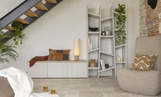 Fauteuil SWING en tissu Wembley sand et passepoil en Lario cream