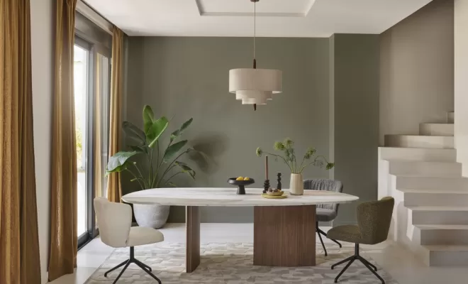 Table de salle à manger silhouette pied en finition noyer et plateau marbré venato avec chaises en tissu pied pivotant suspension couleur crème