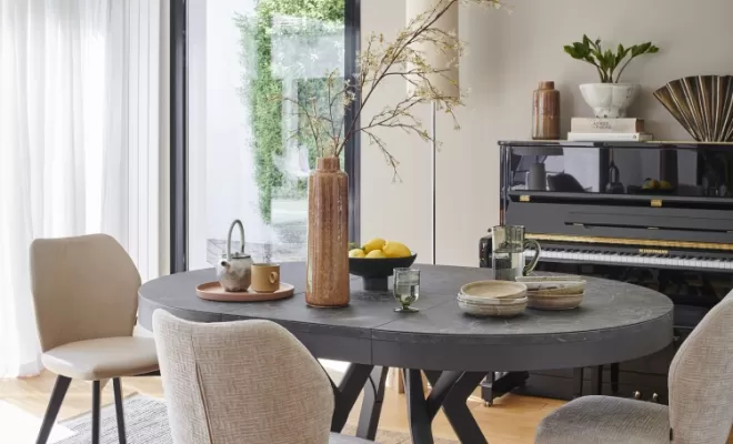 Table rondo ouverte avec plateau en céramique nero marbré et pieds en acier laqué époxy noir