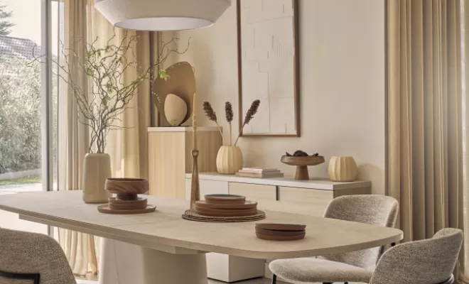 Table convive en céramique beige écru avec chaises versa en écru chiné pied métal résine époxy avec composition imagine en finition chêne structuré et grège