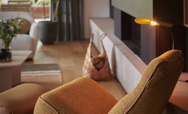 Fauteuil SWING en tissu Luando whisky et passepoil en Lario camel