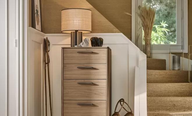 Chiffonnier 4 tiroirs en finition noyer et poignet noir